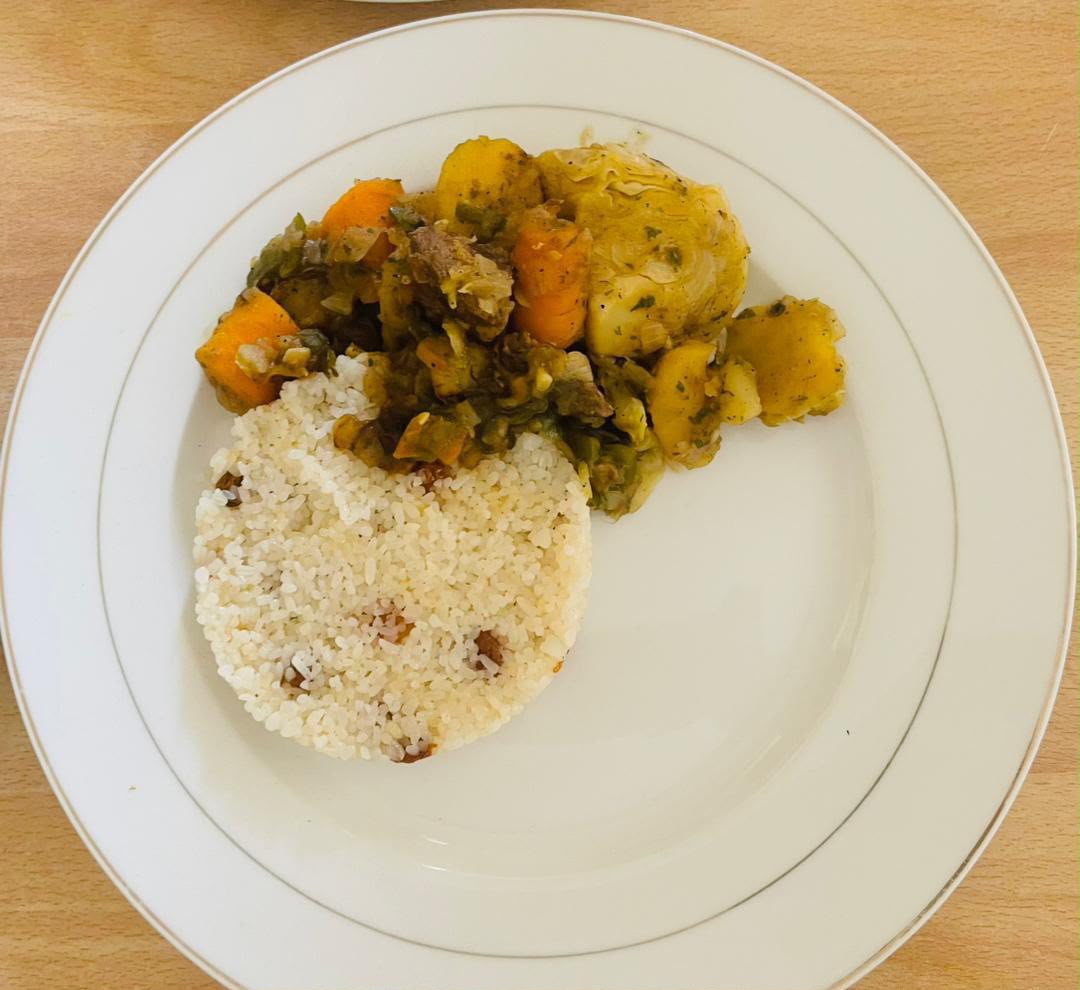 Plat de riz accompagné d'une préparation mijotée aux légumes