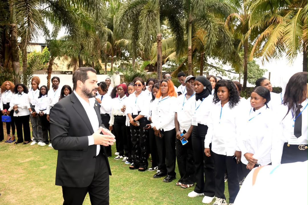 Un professionnel de l'Hôtel Millenium présente son établissement aux étudiants d'ADEFOR