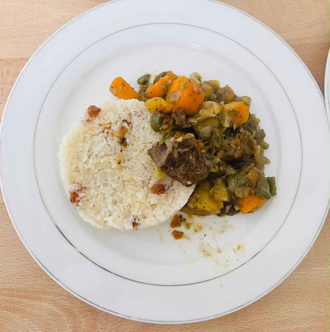 Assiette de riz, viande et légumes dressée par les apprenantes d'ADEFOR