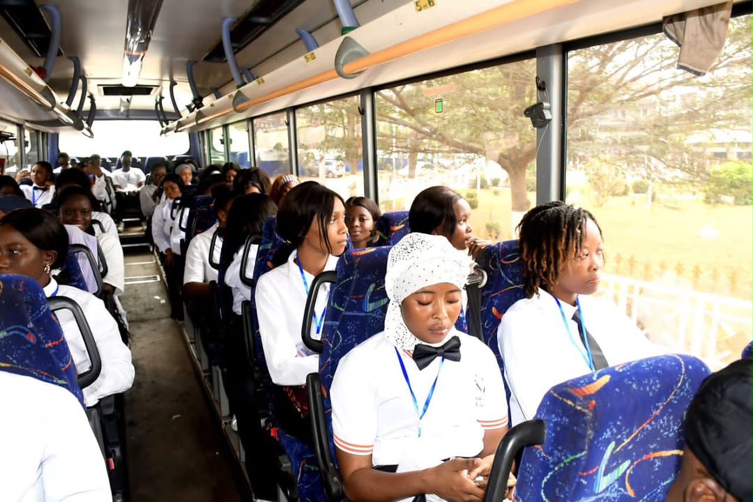 Étudiants d'ADEFOR en tenue professionnelle lors de la visite de l'Hôtel Millenium