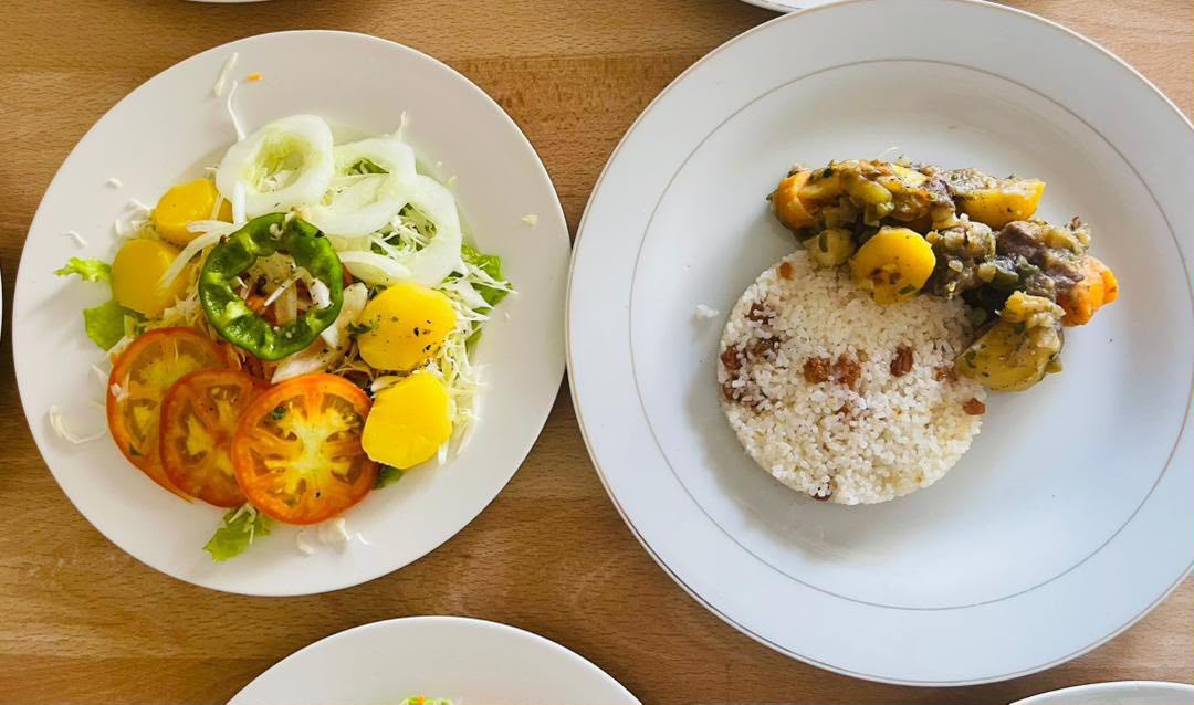Plat de riz accompagné de légumes et salade composée préparé pendant le cours pratique