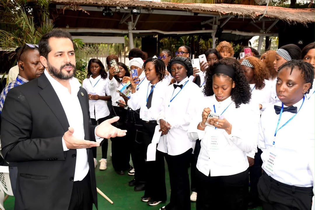 Promotion d'étudiants d'ADEFOR réunie dans les jardins de l'Hôtel Millenium