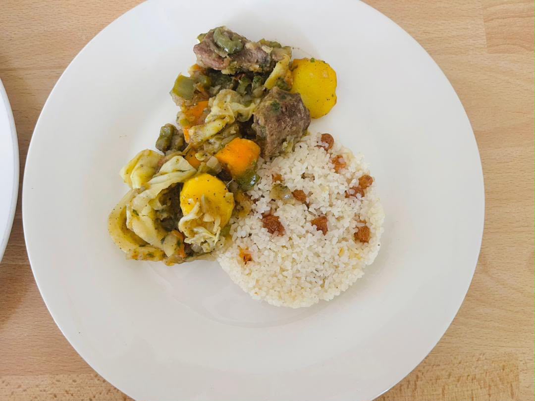 Assiette composée de riz, viande et légumes préparée au cours de cuisine